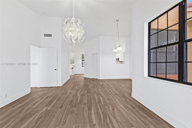 Foto del edificio - 15569 Miami Lakeway N