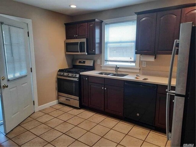 Building Photo - 7 Bayside Ave