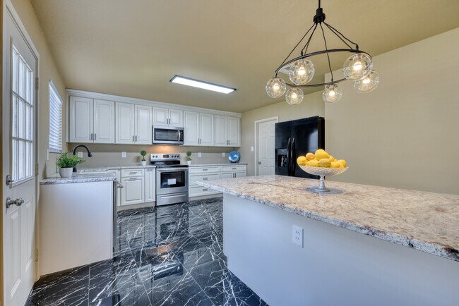Building Photo - 5819 Providence Oak