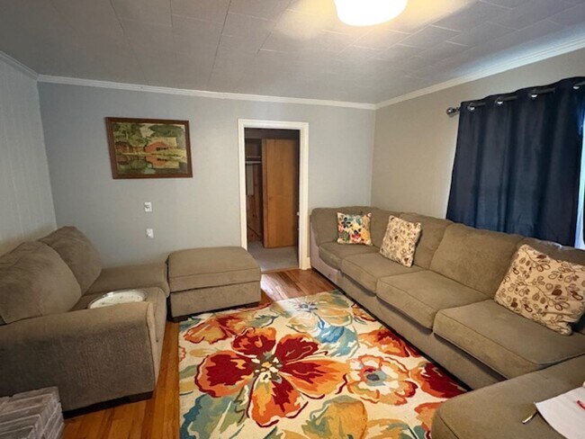 Foto del edificio - Fully furnished house on the outskirts of town.
