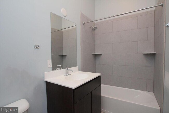 Foto del edificio - 2701 W Girard Ave