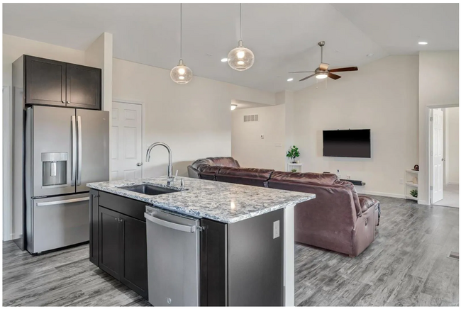 Foto del edificio - 527 Brookside Forest Ct