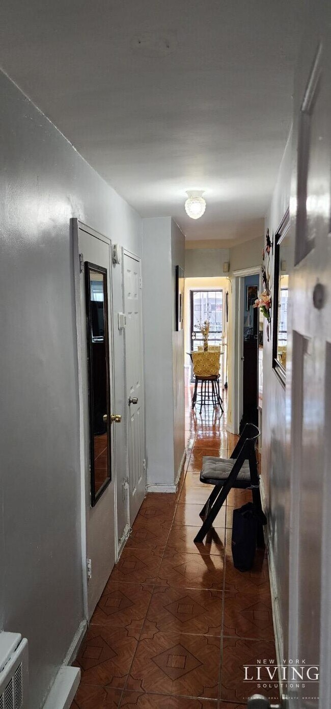Building Photo - Furnished 6-12 months Entry-Level, Huge be...