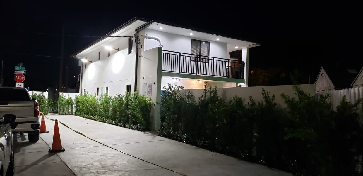 Foto principal - 2298 SW 1st St