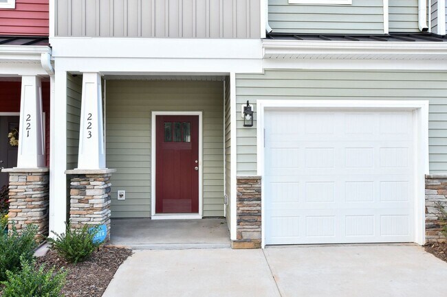Building Photo - Awesome Townhome near downtown Greer