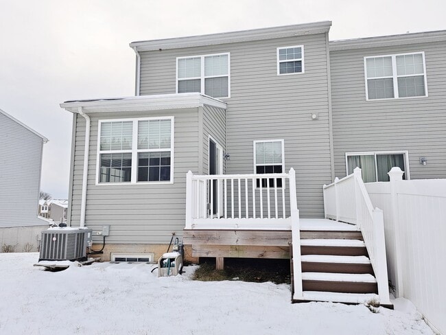 Building Photo - 3 Bed / 3-1/2 Bath Single Family Townhome ...