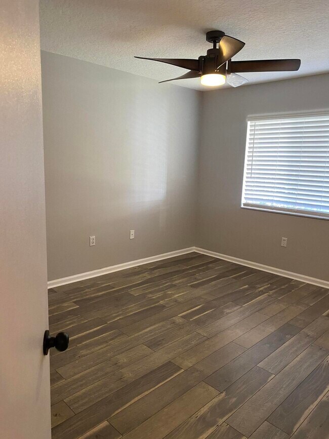 Foto del edificio - 5951 Regal Glen Dr