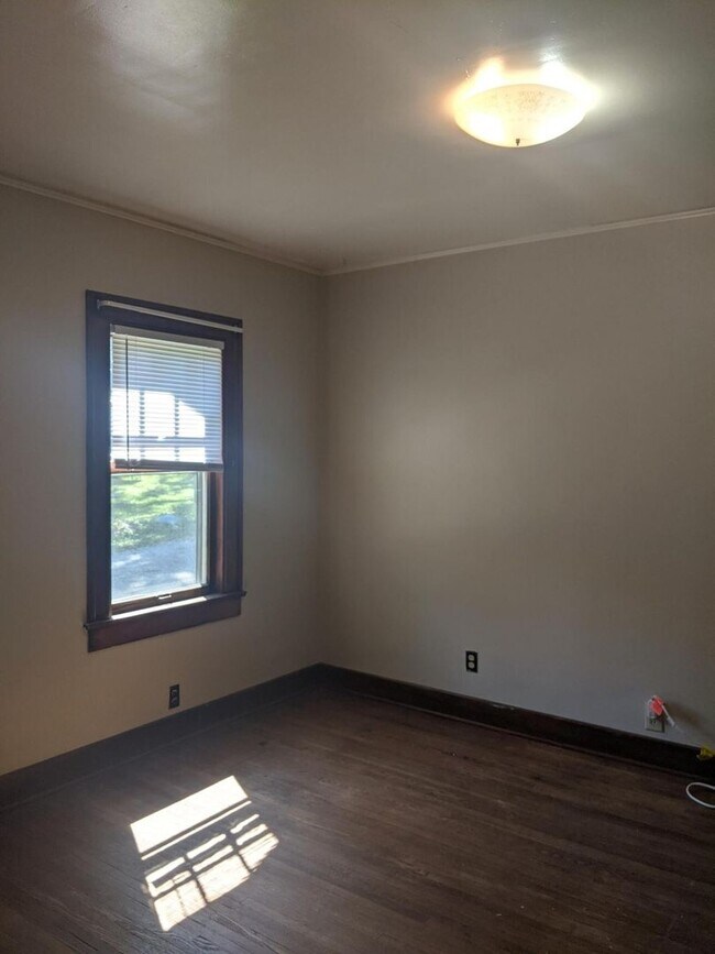 Building Photo - 1 bedroom, 1 bath home - Available August ...