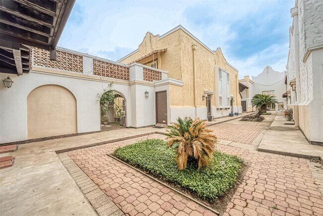 Foto del edificio - 2744 Briarhurst Dr