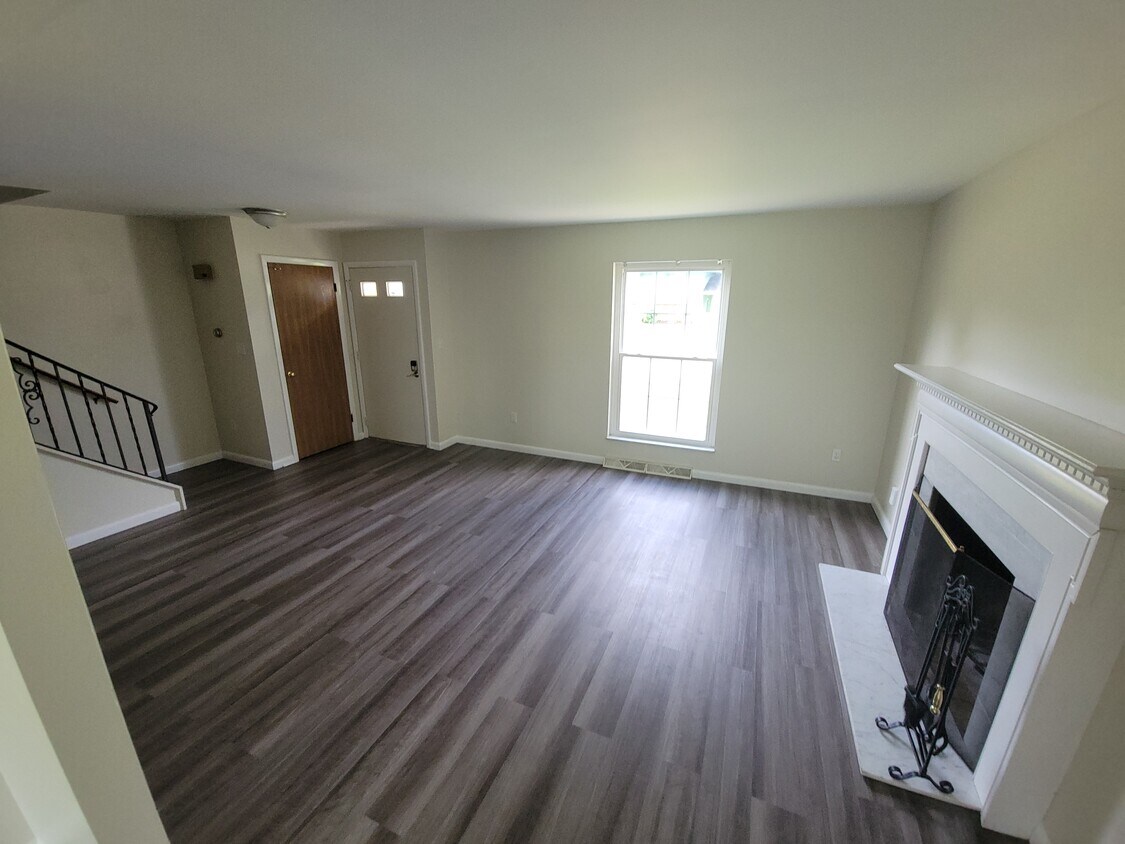 Sala de estar - 456 Blackstone Dr