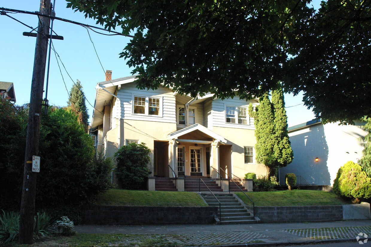 Building Photo - 2154 NE Weidler St