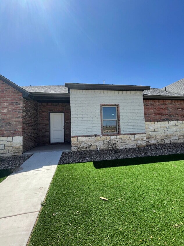 Foto principal - Beautiful New Townhome Located South of To...