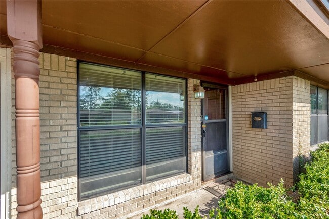 Building Photo - 10402 Hollyglen Dr