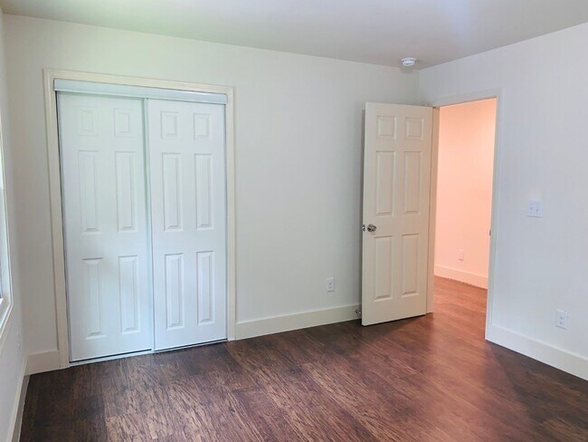 Foto del edificio - Newly renovated! This intown home features an Open Floorplan with Natural Light, a Cozy Family Ro...