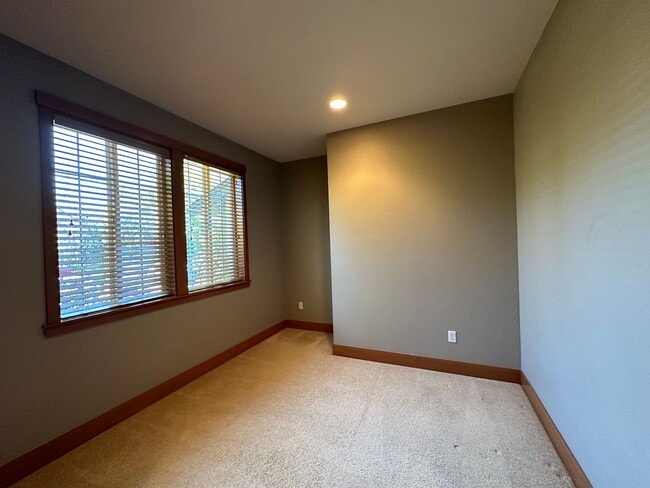 Building Photo - 1961 Nelson St