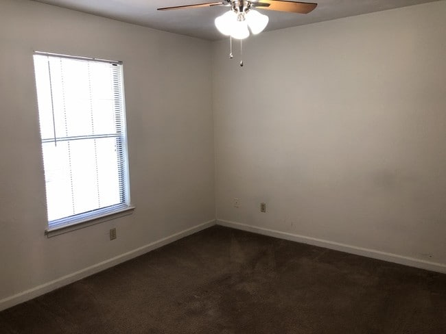 Building Photo - 701 Pointe Ct