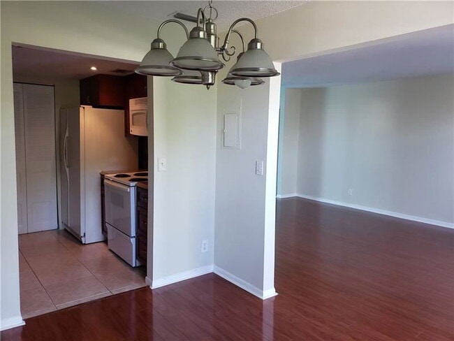 Building Photo - 500 NE 2nd St