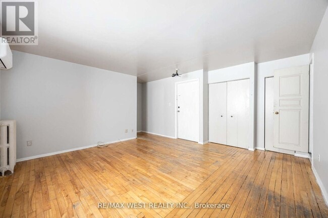 Photo du bâtiment - 4990 Dundas St W