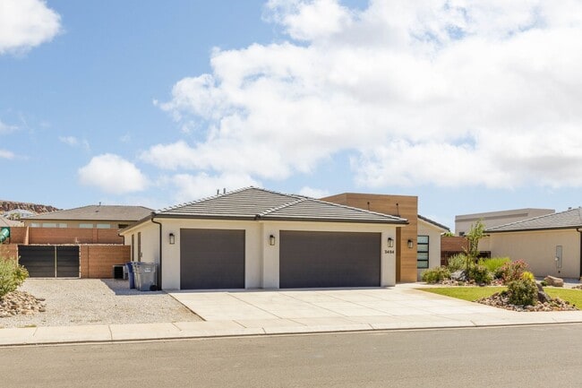 Building Photo - 3 bed plus office / 2.5 bath / 3 car Singl...