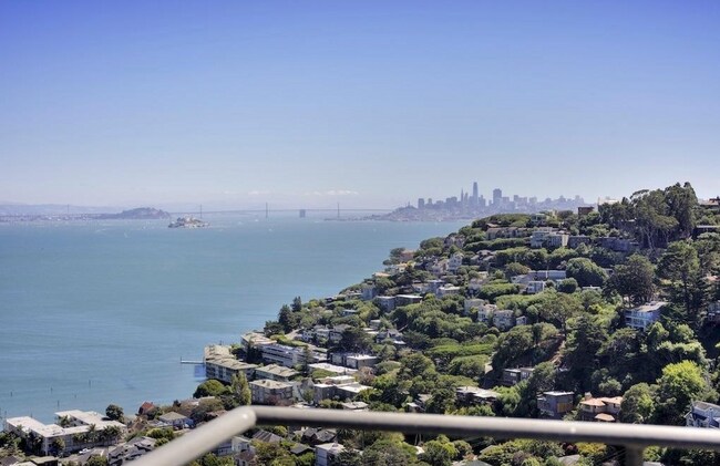 Foto del edificio - Beautiful Home w/ Stunning Views from Ever...