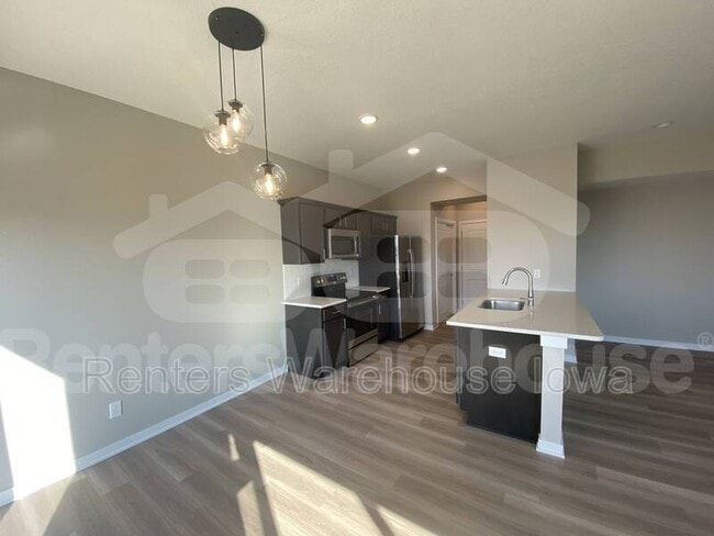 Building Photo - 7000 Lake Hill Dr