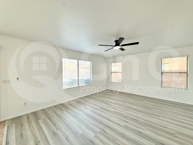 Building Photo - 5517 W Wood St