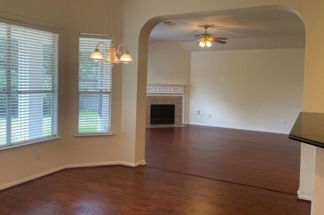 Foto del edificio - 2431 Pine Shadows Dr