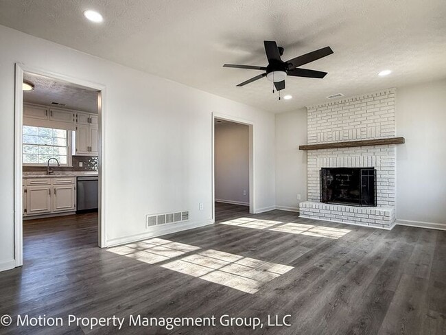 Building Photo - 1330 Hillcrest Dr