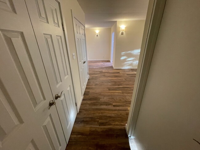 Entrance hall from bedroom door - 27 Northill St