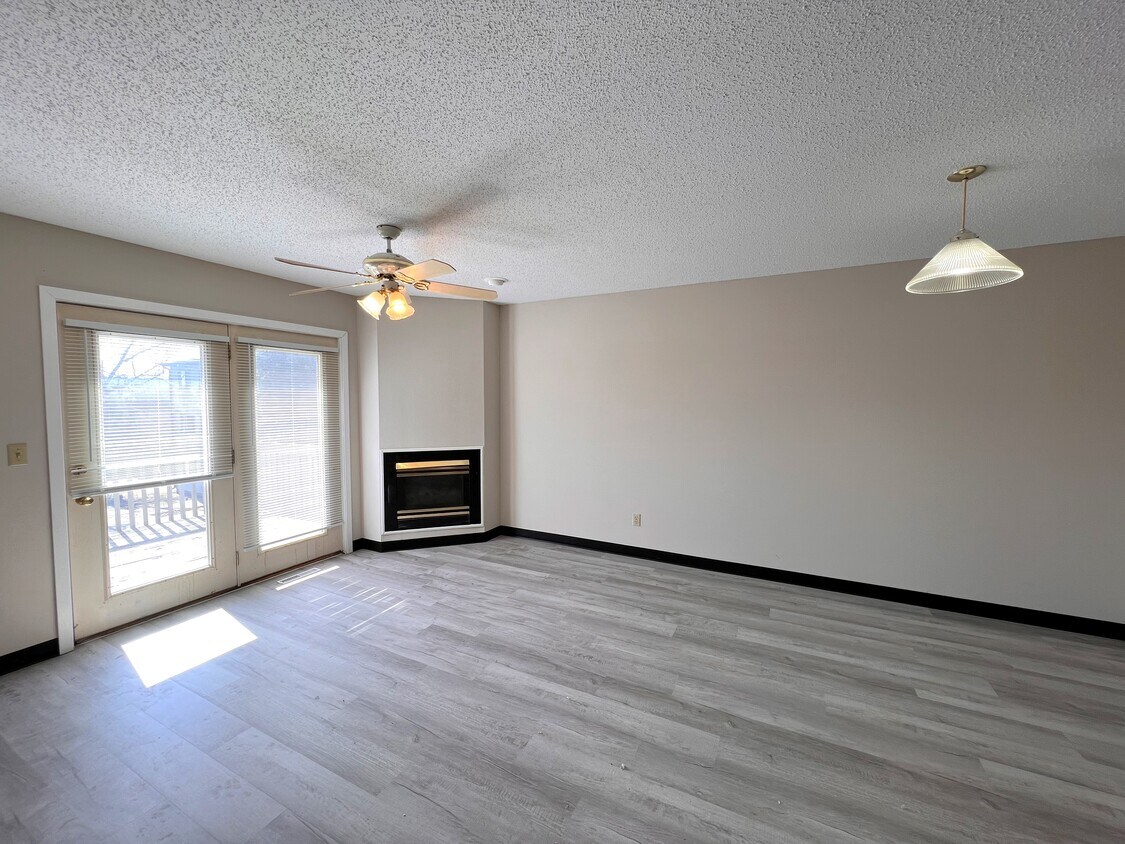 924 23rd Ave Unit B, Coralville, IA 52241 Condo for Rent in