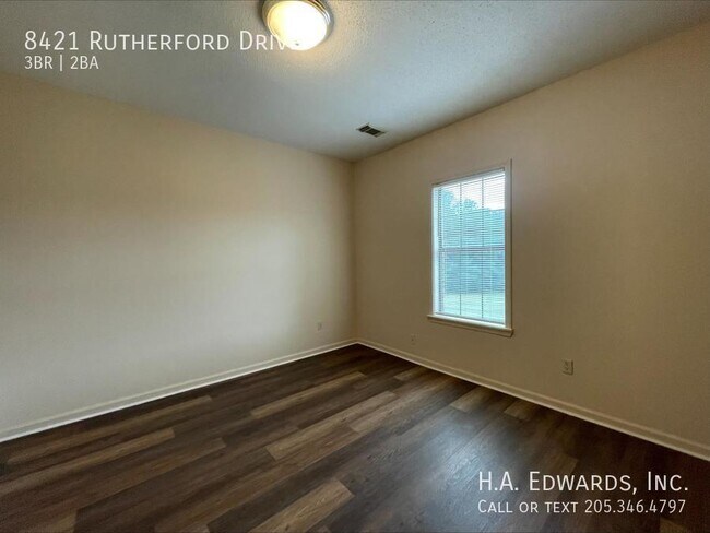 Foto del edificio - 8421 Rutherford Dr