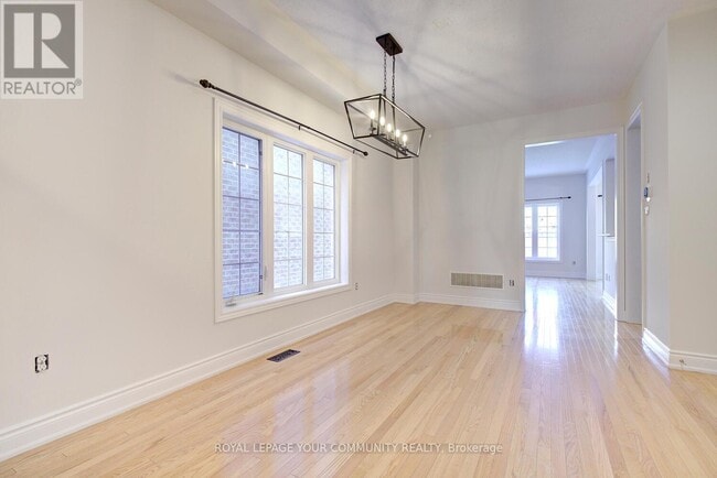 Building Photo - 110 Chayna Crescent