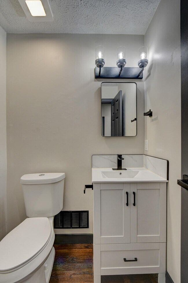 Baño de entrada - 11680 Meredith Ave