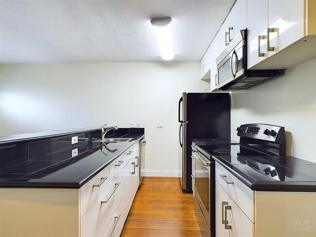 Building Photo - 2302 East Side Dr