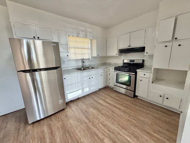 Foto del edificio - 3 bed Fresh inside!