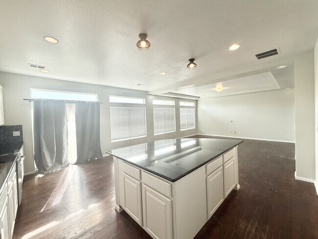 Foto del edificio - 3403 Yellowwood Ln
