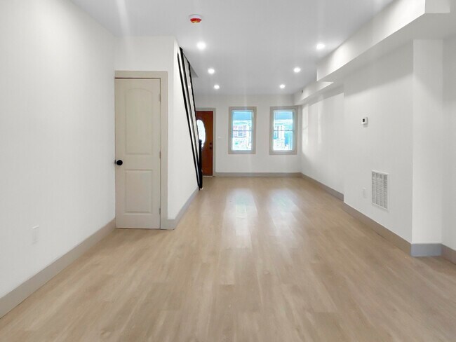 Foto del edificio - 3905 Cranston Ave