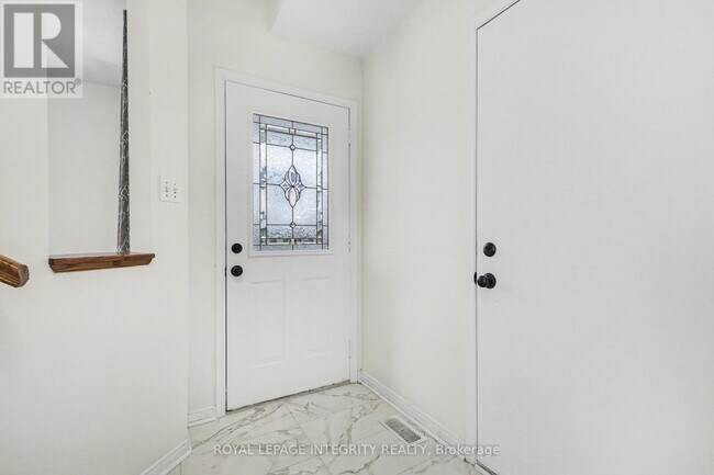 Photo du bâtiment - 77 Daventry Crescent