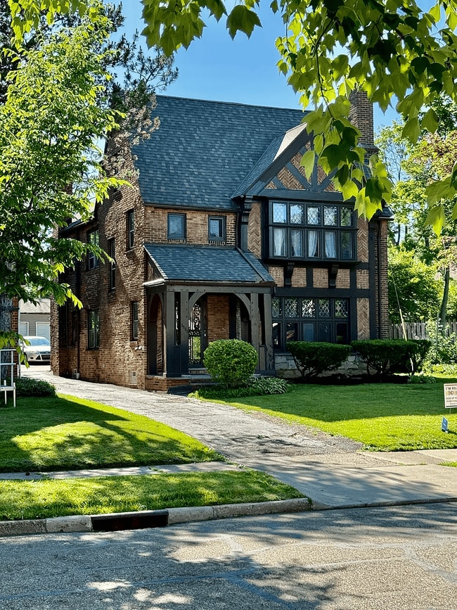 Building Photo - 3682 Glencairn Rd