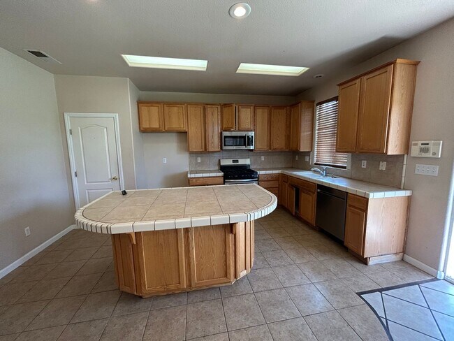 Foto del edificio - Spacious 6 Bedroom 3.5 Bathroom in SE Visalia!!
