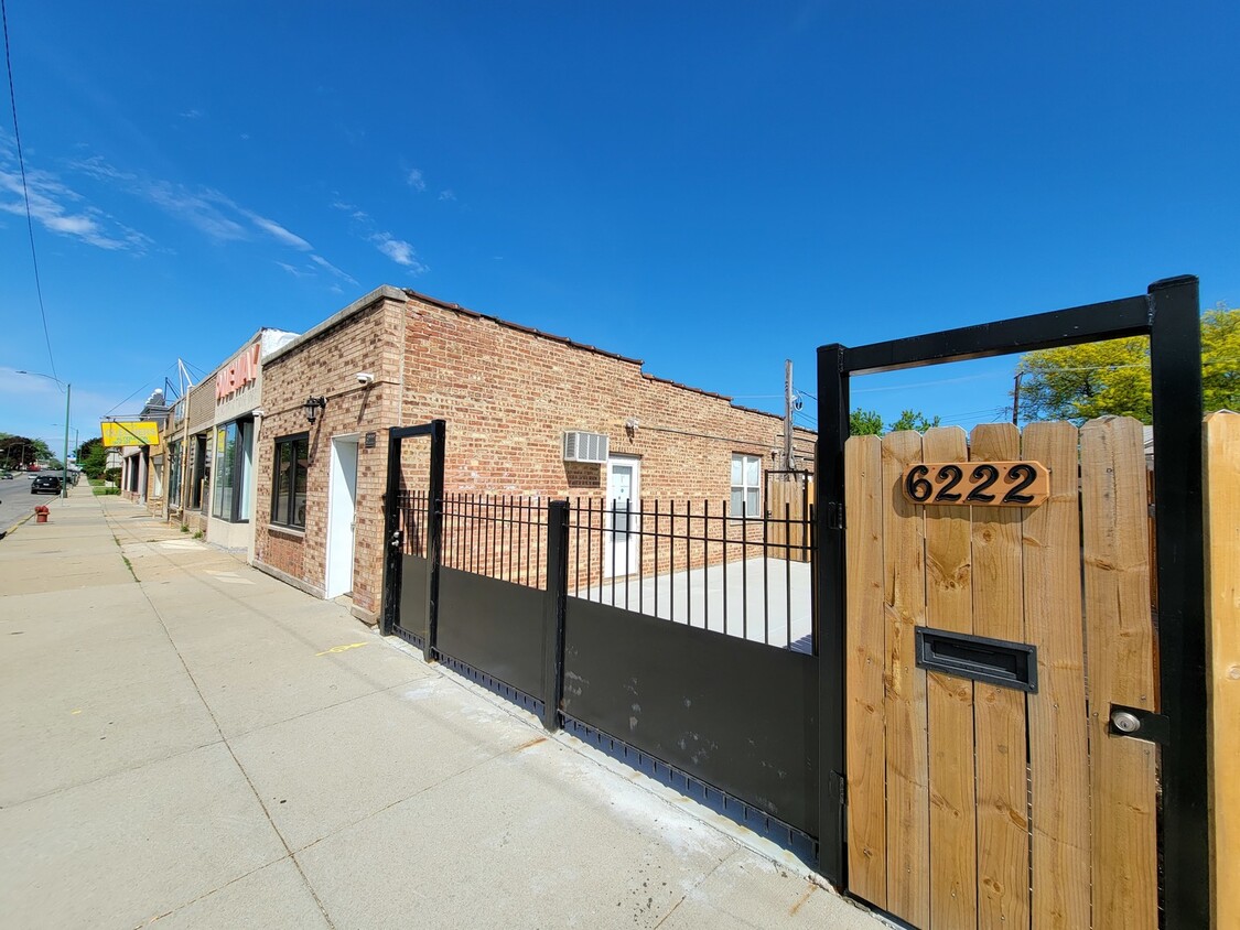 Foto principal - 6222 W Addison St