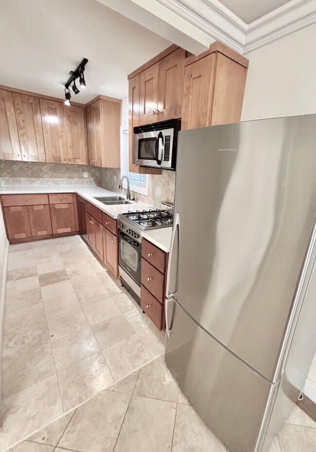 Foto del edificio - Beachside Living Just One Block from the Sand – Updated 1BD with Garage Parking