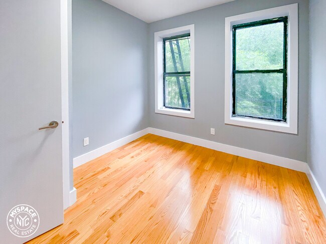 Foto del edificio - 711 Nostrand Ave.