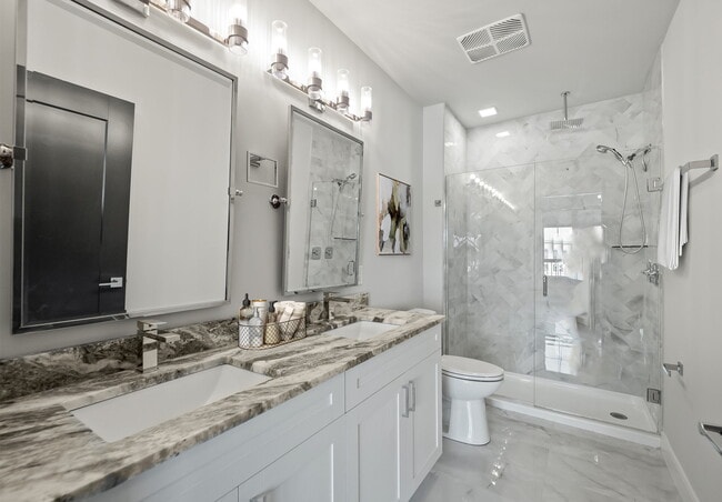 Baño con azulejos disponibles - The Hazelton