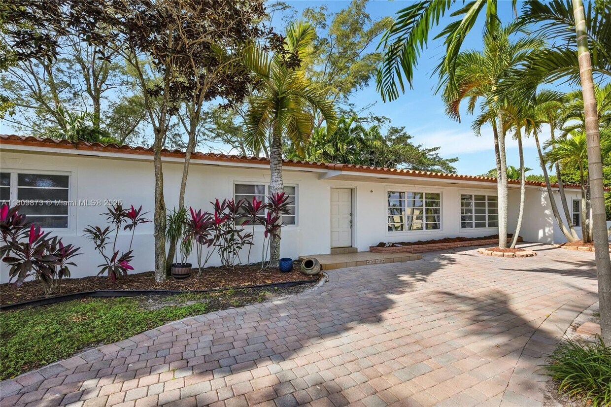 Foto principal - 6200 SW 63rd Ave