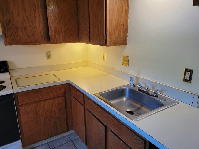 Kitchen - 3246 Niagara Sq
