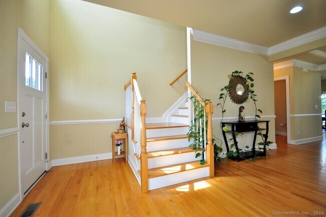 Building Photo - 12 Bogart Ln
