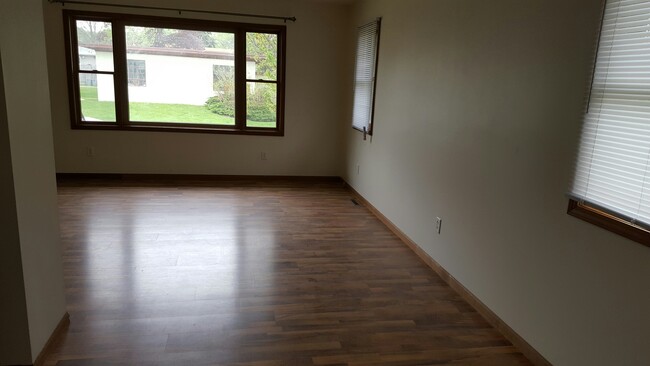 Foto del edificio - 417 W 2nd Pl