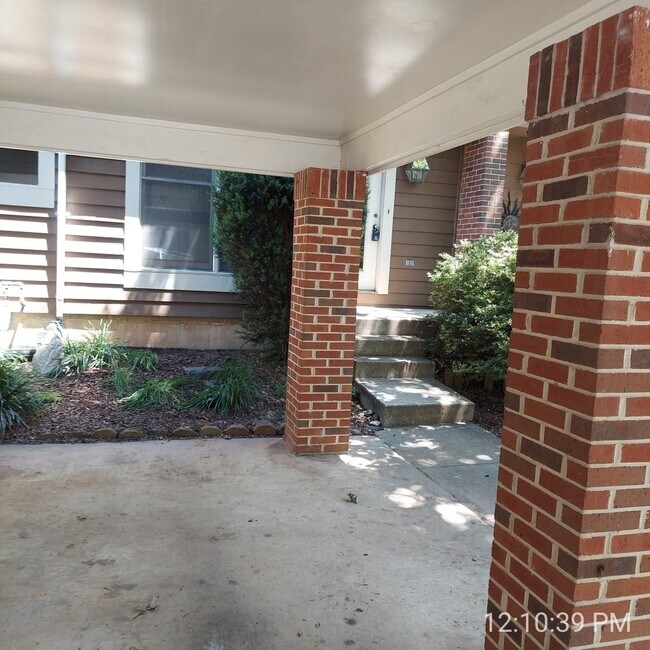 Foto del edificio - Spacious And Sun-Filled 3 Bedroom 2.5 Bath...
