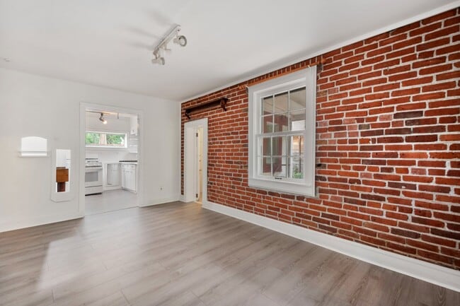 Building Photo - Charming bungalow for rent!